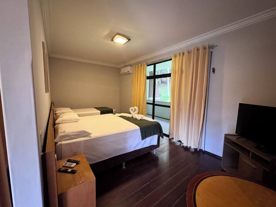 Room (Ouro Master) | Minibar, blackout curtains, bed sheets