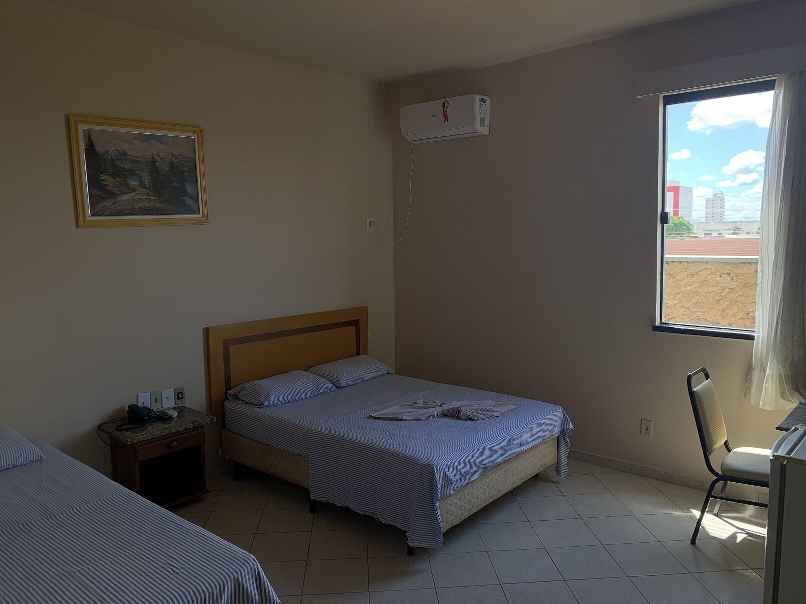 Minibar, escritorio, cortinas blackout y tabla de planchar con plancha 