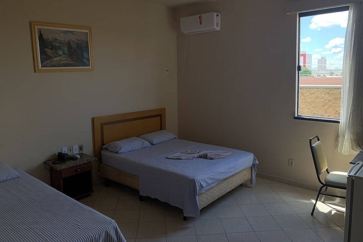 Minibar, escritorio, cortinas blackout y tabla de planchar con plancha