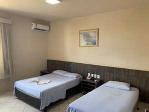 Minibar, bureau, rideaux occultants, fer et planche à repasser