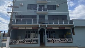 A multi-story building with a sign reading "HOTEL CENTRAL" at the top. - Hotel Central (Porto Velho)