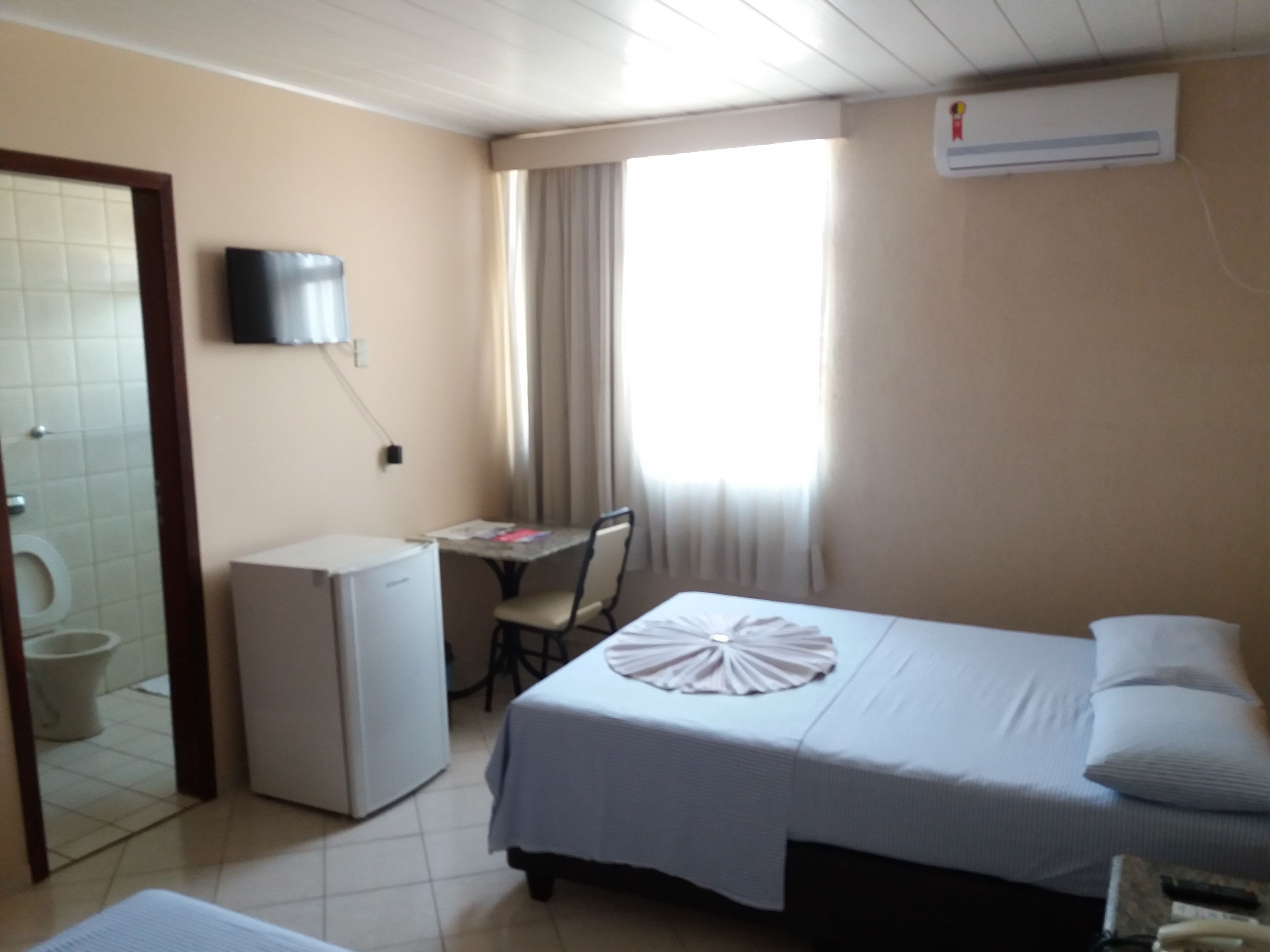 Minibar, escritorio, cortinas blackout y tabla de planchar con plancha 