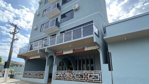 A multi-story hotel building with balconies and a sign reading "HOTEL CENTRAL". - Hotel Central (Porto Velho)