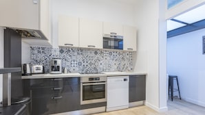Coffee/tea maker, shared fridge, shared microwave, stovetop - Coeur Urbain Bedrooms - Centre Gare (Montpellier)