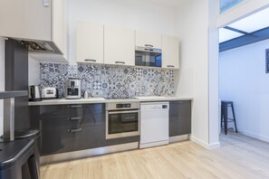 Refrigerador, microondas, parrilla de estufa y cafetera y tetera