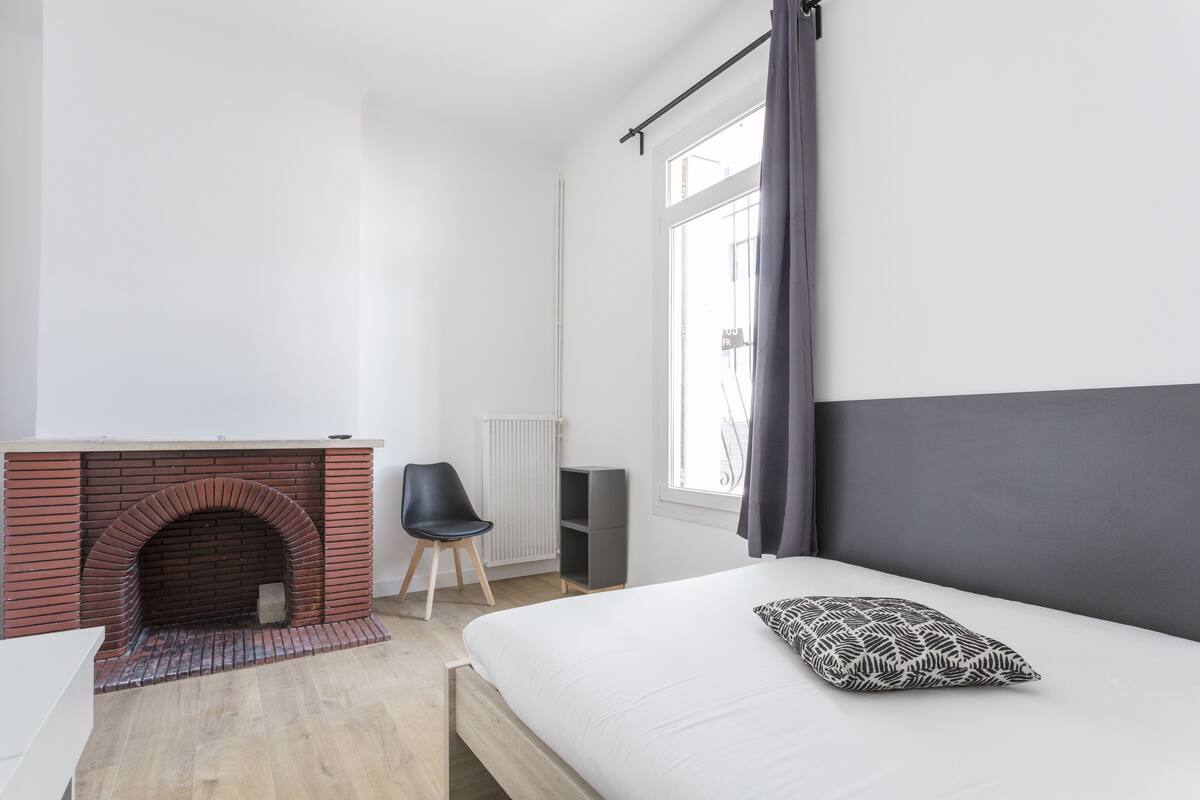 City tweepersoonskamer, gemeenschappelijke badkamer (2) | Luxe beddengoed, bedden met traagschuimmatrassen, een bureau