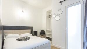 Premium bedding, memory foam beds, desk, soundproofing - Coeur Urbain Bedrooms - Centre Gare (Montpellier)