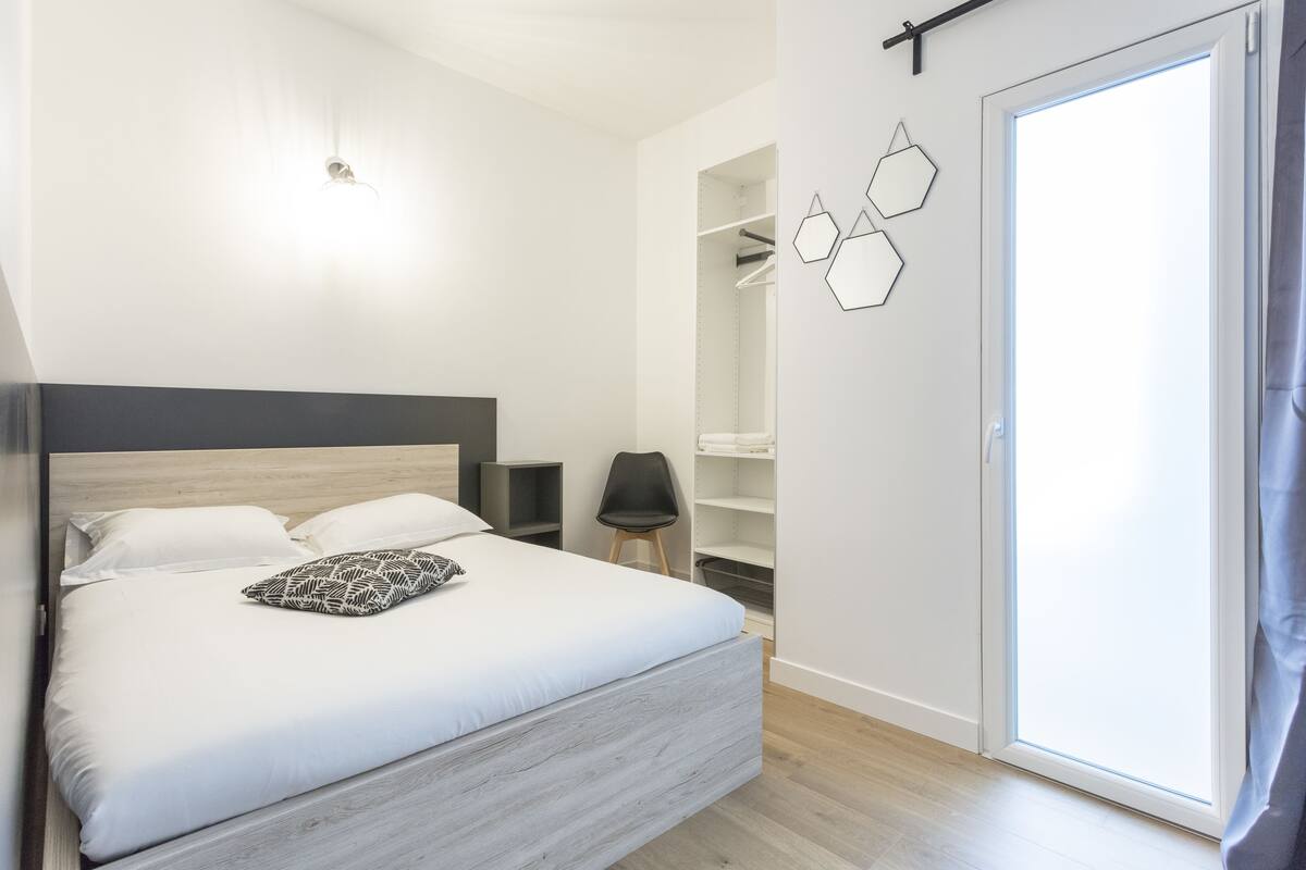 Luxe beddengoed, bedden met traagschuimmatrassen, een bureau