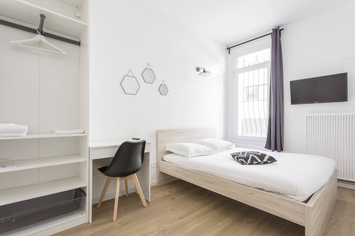 City tweepersoonskamer, gemeenschappelijke badkamer (3) | Luxe beddengoed, bedden met traagschuimmatrassen, een bureau