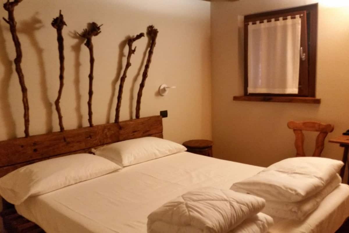 Desk, soundproofing, cots/infant beds, free WiFi