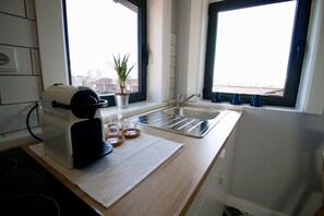 Refrigerador, microondas, placa de cocina, cafetera expreso