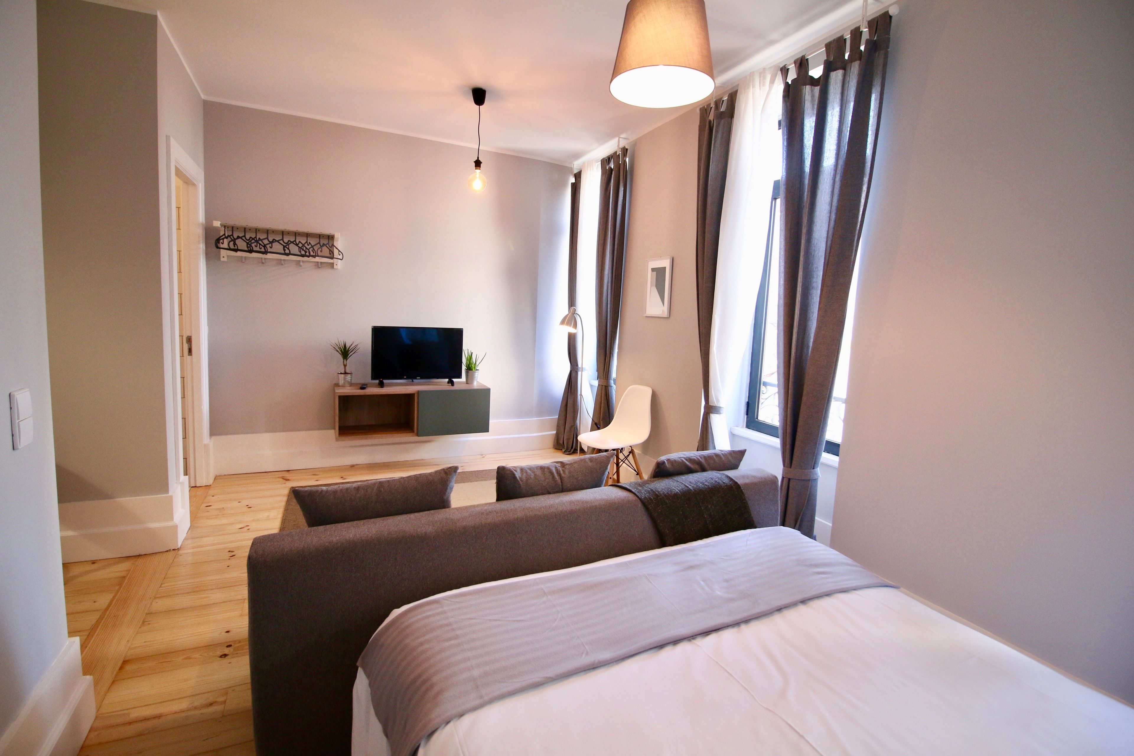 Estudio, vista a la ciudad | Espacio para trabajar con laptop y tabla de planchar con plancha 