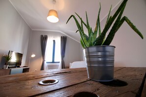 Espacio para trabajar con laptop y tabla de planchar con plancha 