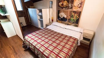 Studio | Individueel gedecoreerd, individueel gemeubileerd, een bureau