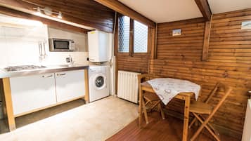 Studio | Eigene Kochnische | Kühlschrank, Mikrowelle, Herdplatte, Espressomaschine