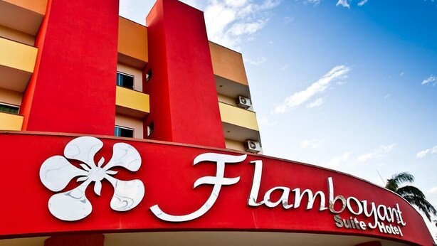 L'esterno del Flamingo Suite Hotel, con un cartello rosso e bianco ben visibile.