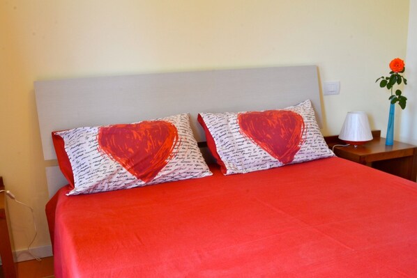 Desk, soundproofing, free WiFi, bed sheets