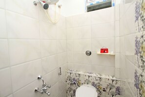 Double or Twin Room | Bathroom | Free toiletries, towels