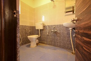 Phòng đôi hoặc 2 giường đơn | Phòng tắm | Đồ dùng nhà tắm miễn phí, khăn tắm 