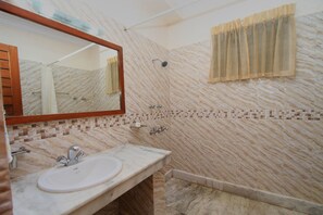 ダブルまたはツインルーム | バスルーム | シャワー、レインフォールシャワー、バスアメニティ (無料)、タオル