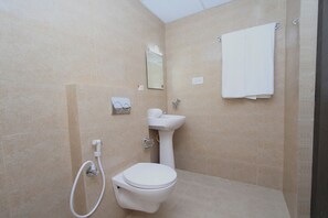 Chambre double ou avec lits jumeaux | Salle de bain | Douche cascade, articles de toilette (gratuits), serviettes fournies