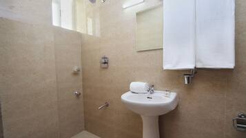 雙人或雙床房 | 浴室 | 淋浴花灑、免費盥洗用品、毛巾