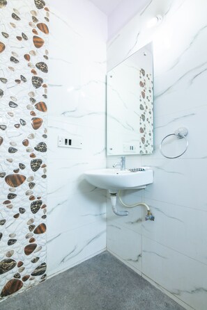 Shower, rainfall showerhead, free toiletries, towels - Hotel Sai Arcade (Bengaluru)