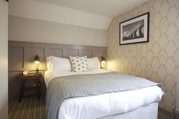 غرفة مزدوجة أو بسريرين منفصلين بتصميم مميز | أغطية فراش متميزة وألحفة محشوة بالريش وبديكورات فريدة لكل غرفة