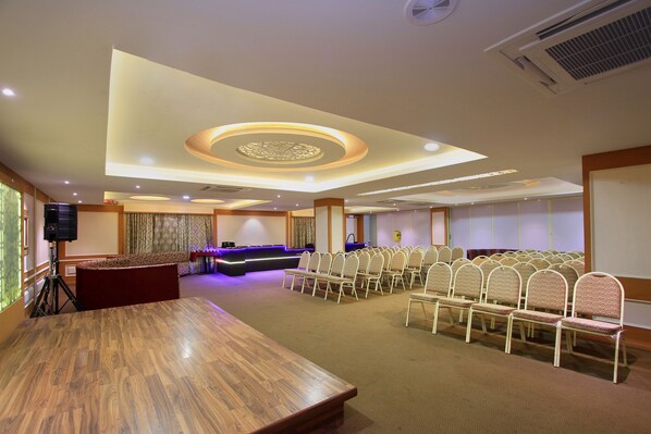 Meeting facility - OYO 10218 Hotel Berry's (Bengaluru)