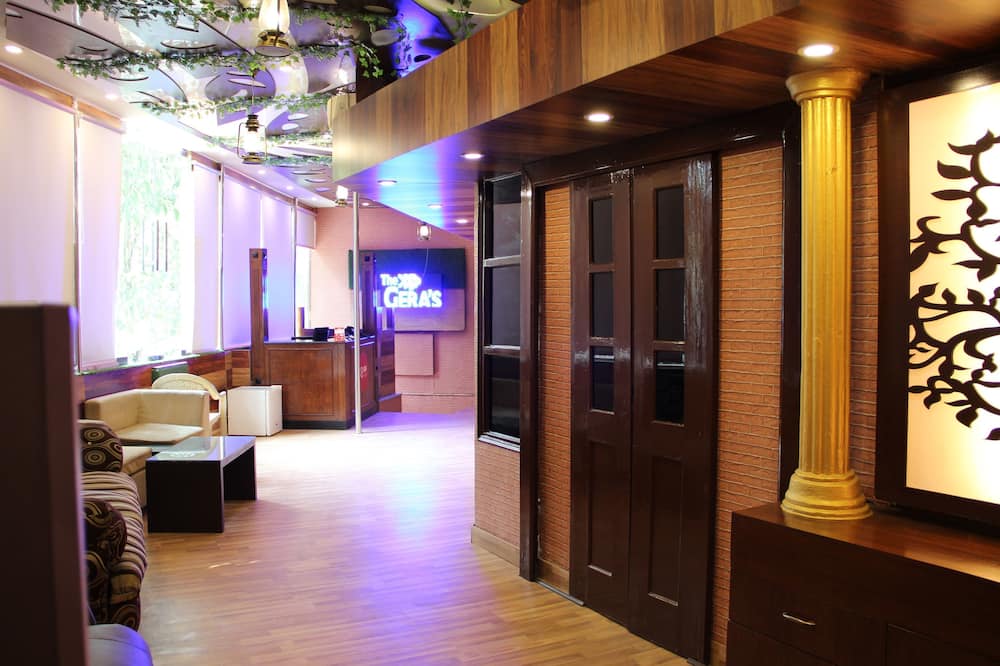 OYO 2407 Hotel Gera's M1