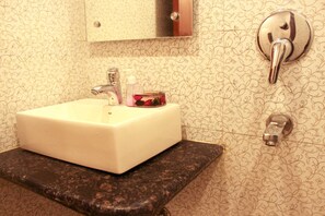 Douche, douche à « effet pluie », articles de toilette gratuits
