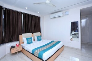 Standard Double Room | Bed sheets - Collection O 8305 Blessings inn (New Delhi)