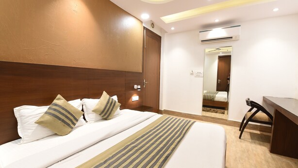Standard Double Room | Bed sheets - OYO Flagship 5383 Hotel Under Bridge Inn (New Delhi)