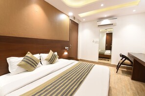 Standard Double Room | Bed sheets - OYO Flagship 5383 Hotel Under Bridge Inn (New Delhi)
