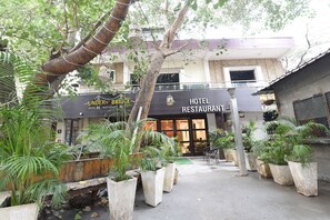 Exterior - OYO Flagship 5383 Hotel Under Bridge Inn (New Delhi)