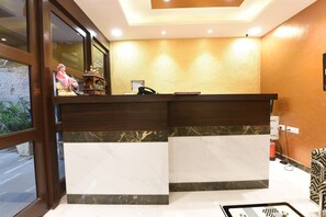 Reception - OYO Flagship 5383 Hotel Under Bridge Inn (New Delhi)