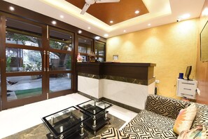 Reception - OYO Flagship 5383 Hotel Under Bridge Inn (New Delhi)