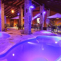 室内游泳池，7 室外游泳池，日光浴躺椅