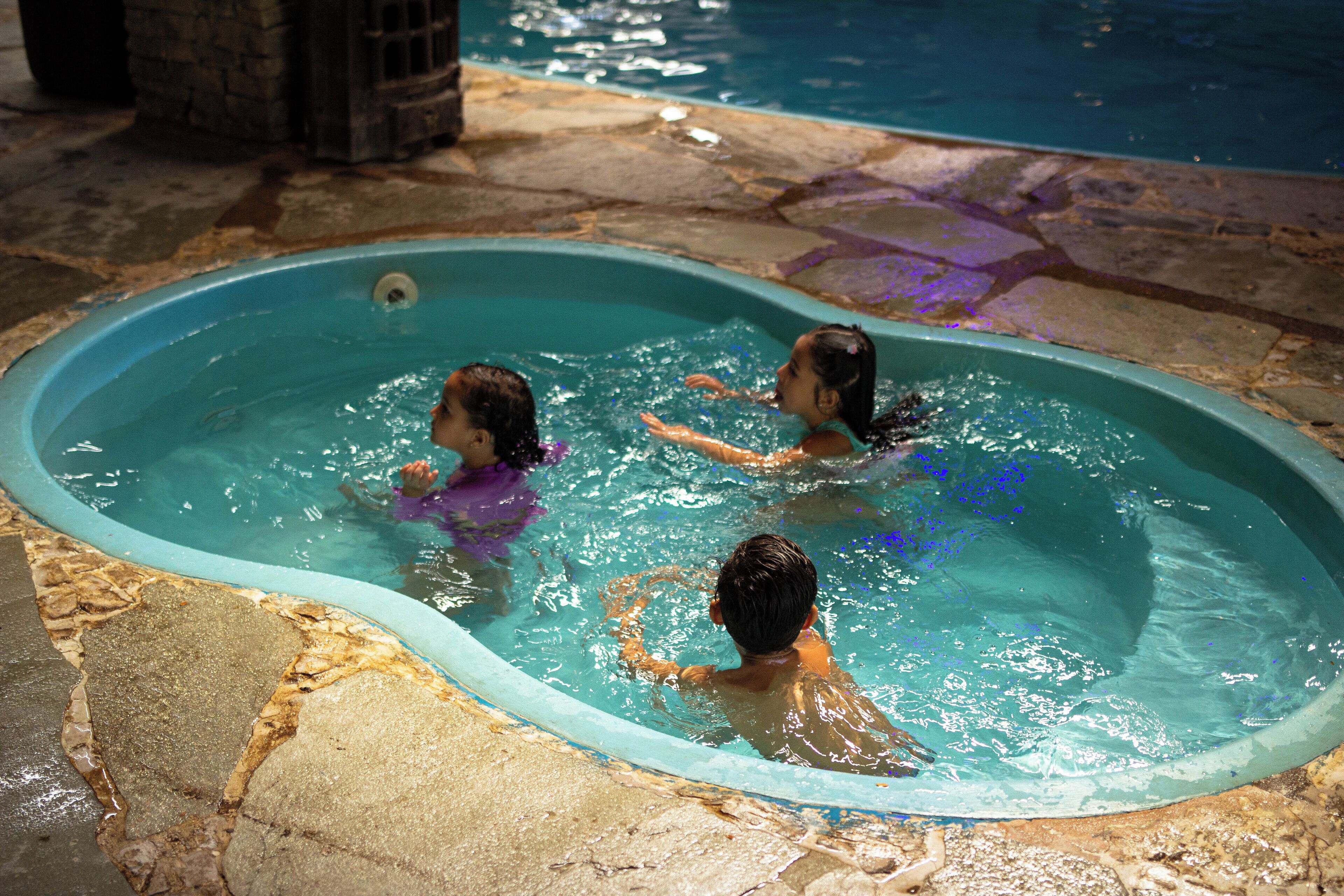 Piscina interna, 7 piscinas externas, espreguiçadeiras