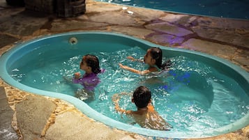 Piscina interna, 7 piscinas externas, espreguiçadeiras