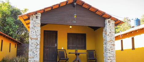 Chalet familiar | Minibar, caja fuerte, cortinas opacas y tabla de planchar con plancha