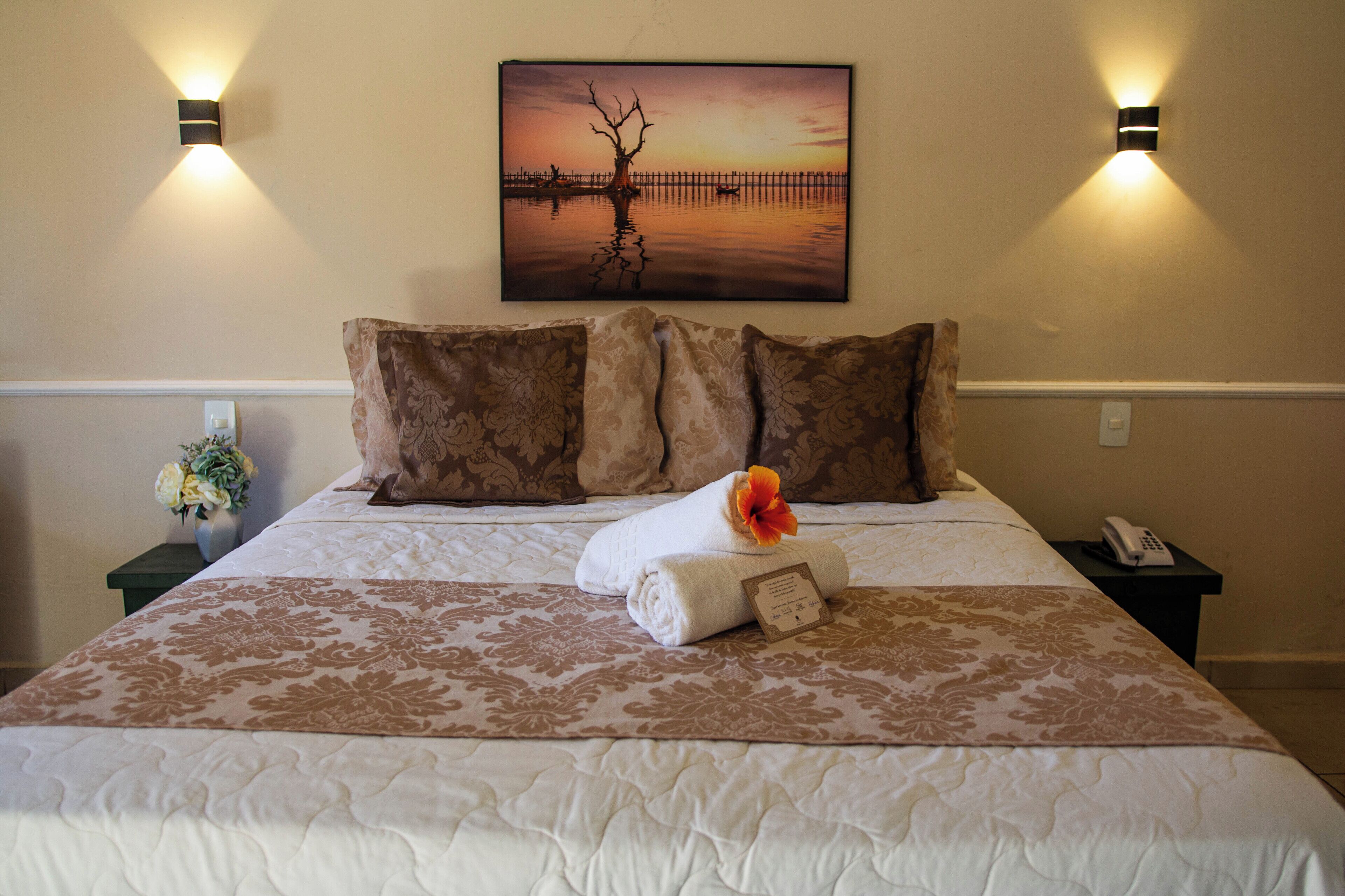 Suite romántica | Minibar, caja de seguridad en la habitación y cortinas blackout 