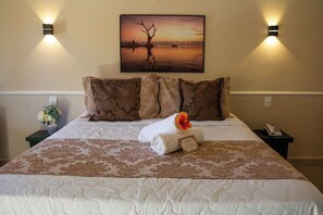 Romantic Suite | Minibar, in-room safe, blackout curtains, iron/ironing board