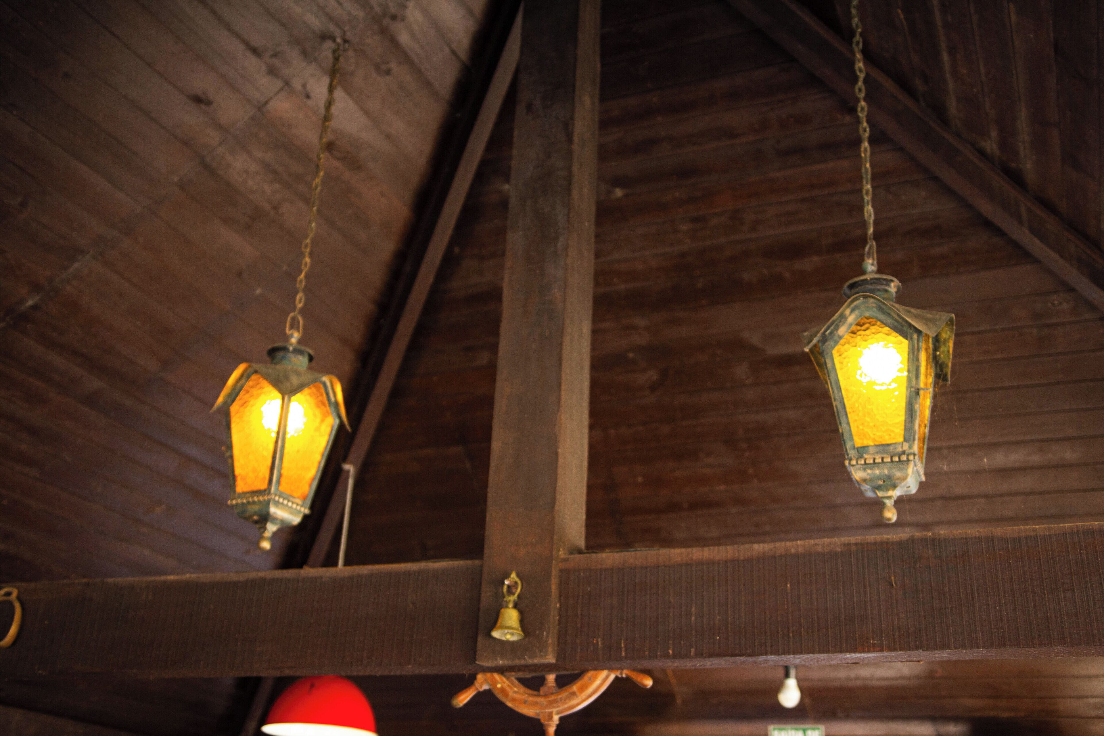 Techo de madera con dos lámparas colgantes tipo farol.