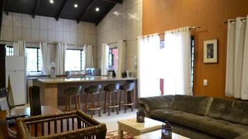 Bungalow Premium, 2 habitaciones | Sala de estar | Televisión de pantalla plana