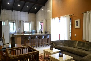 Bangalô premium, 2 quartos | Sala de estar | TV de tela plana