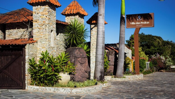 A stone building with a sign reading "Villa das Pedras Resort".