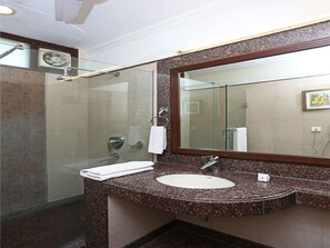 双人房或双床房 | 浴室 | 免费洗浴用品、吹风机、毛巾