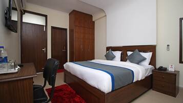 Standard Double Room | Bathroom | Free toiletries, towels