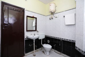 Kamar Double atau Twin | Kamar mandi | Perlengkapan mandi gratis dan handuk